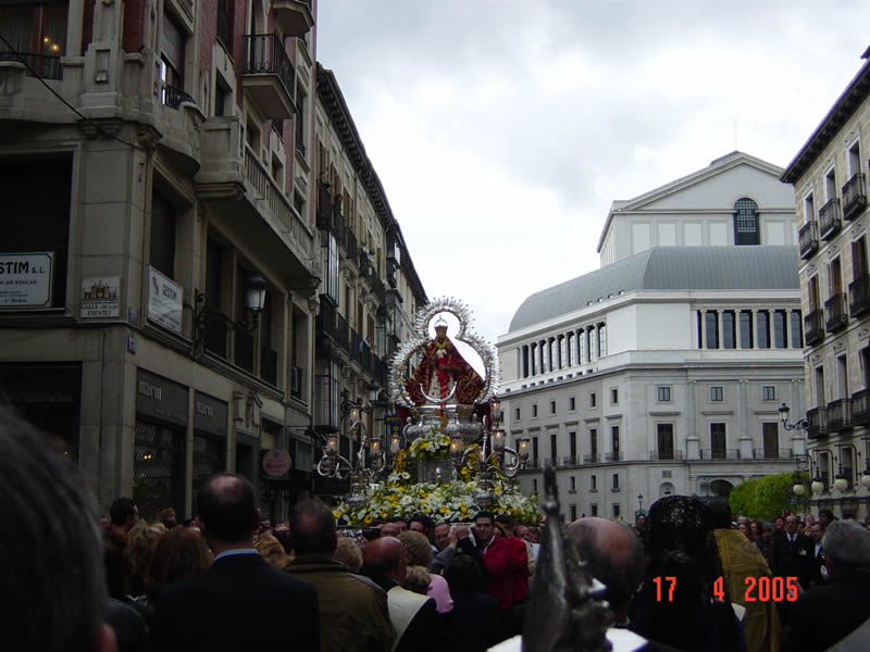 PROCESI&Oacute;N POR LA CALLE ARENAL