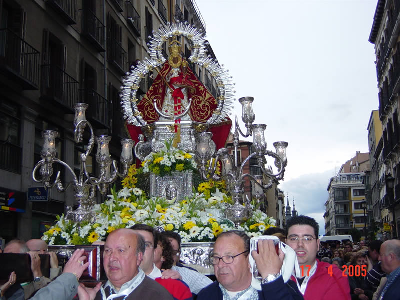 LA PROCESI&Oacute;N SIGUE POR LA CALLE MAYOR