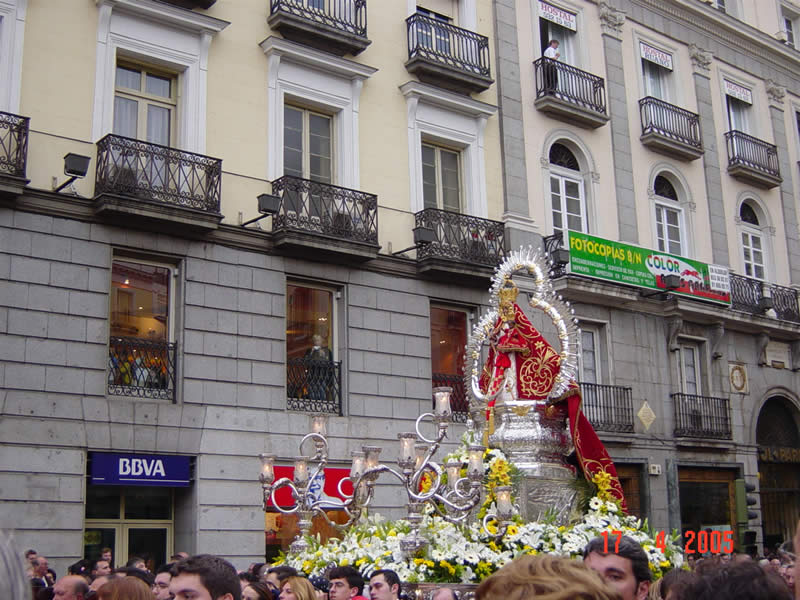 PROCESI&Oacute;N ENTRANDO EN LA PUERTA DEL SOL