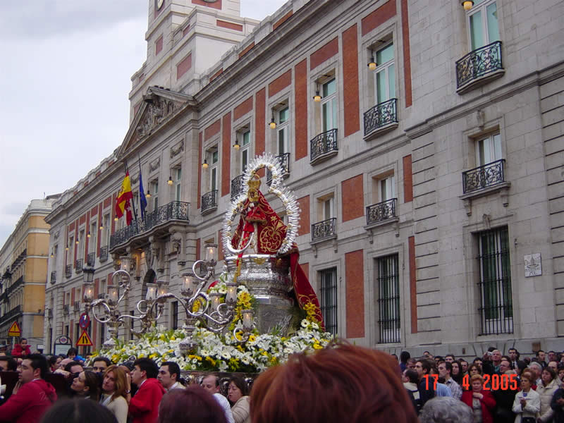 PROCESI&Oacute;N EN LA PUERTA DEL SOL