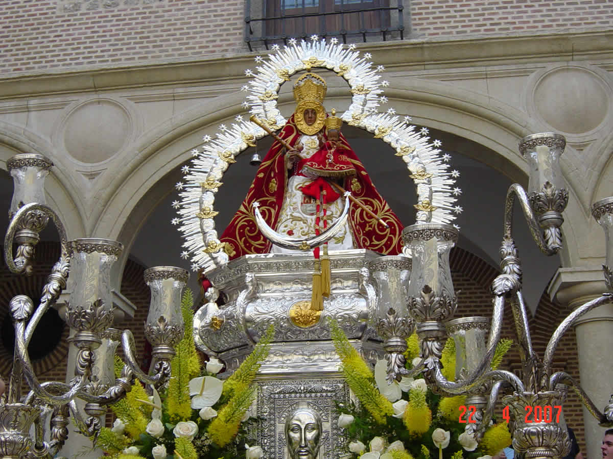 IMAGEN EN LA PUERTA DE LA IGLESIA