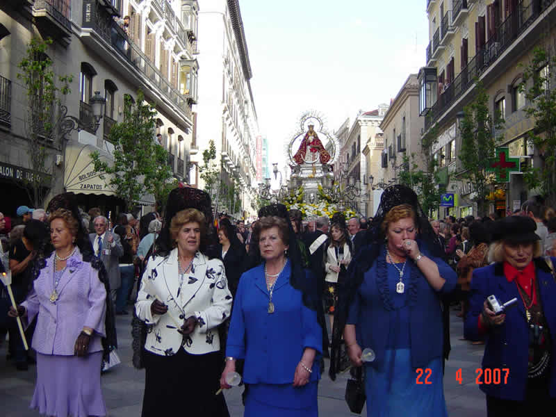 PROCESI&Oacute;N POR LA CALLE ARENAL 