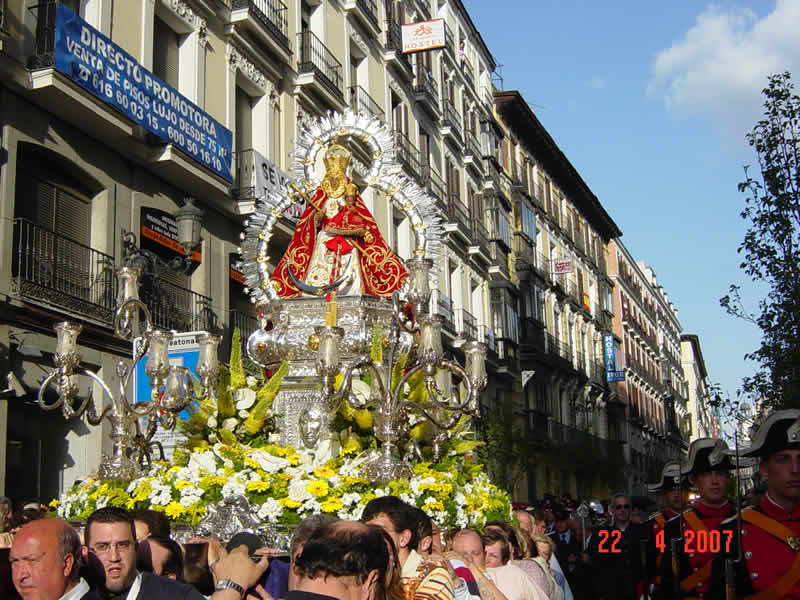 LA PROCESI&Oacute;N SIGUE POR LA CALLE ARENAL 