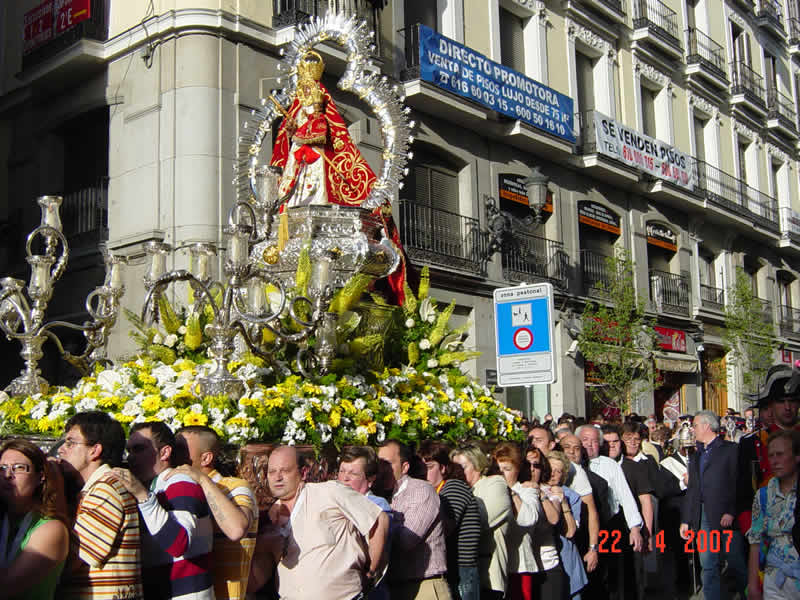 PROCESI&Oacute;N POR LA CALLE ARENAL