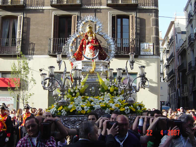 PROCESI&Oacute;N POR LA CALLE LAS FUENTES