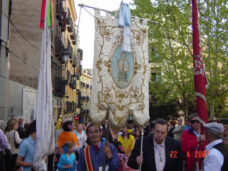 ESTANDARTE Y BANDERAS  EN LA CABECERA DE LA PROCESI&Oacute;N