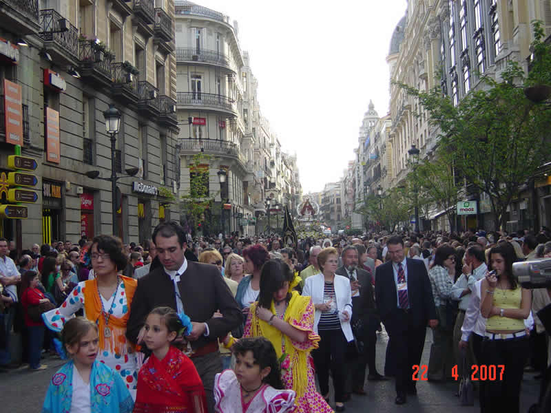 SIGUE LA PROCESI&Oacute;N POR LA CALLE MAYOR 