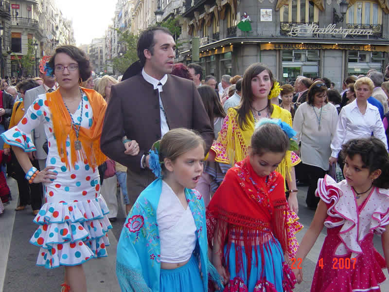 GRUPO DE COFRADES ENCABEZANDO LA PROCESI&Oacute;N