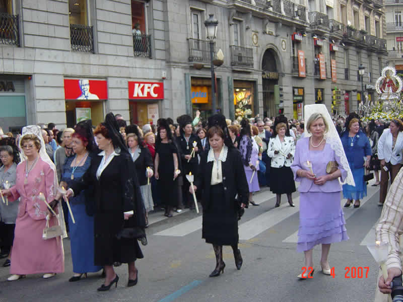 PROCESI&Oacute;N ENTRANDO EN LA PUERTA DEL SOL