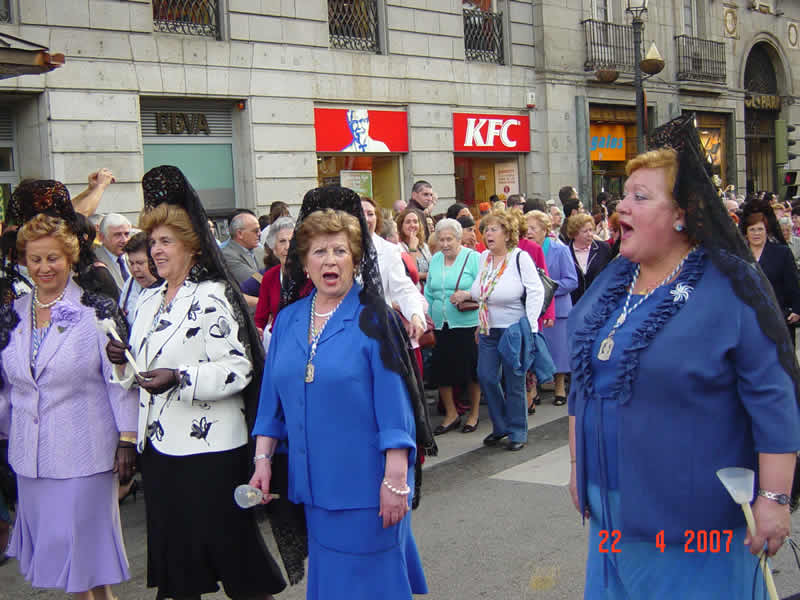 COFRADES VITOREANDO A LA VIRGEN