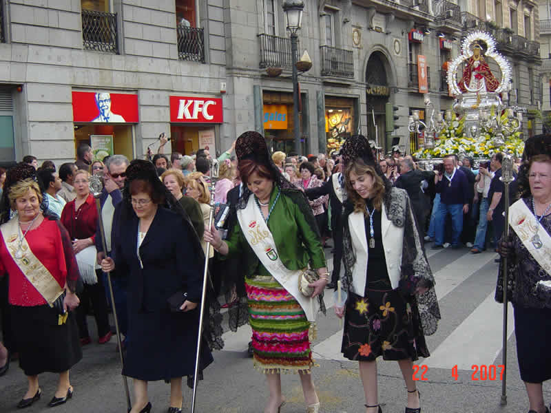 LA IMAGEN DE LA VIRGEN SE APROXIMA A LA PUERTA DEL SOL