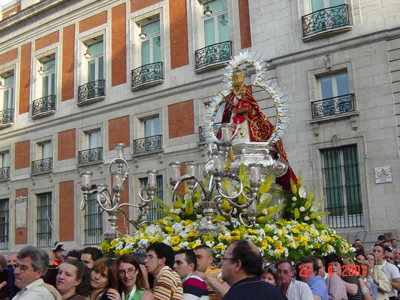 LA IMAGEN DE LA VIRGEN DANDO LA VUELTA EN LA PUERTA DEL SOL