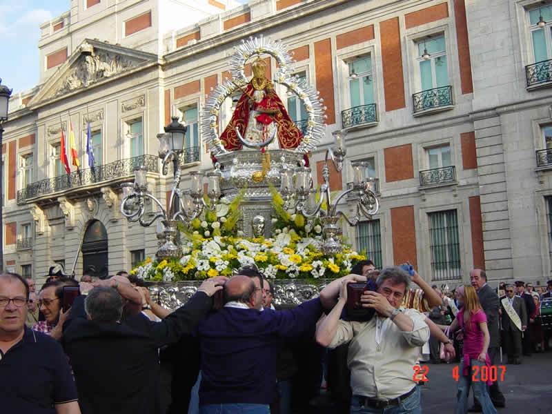 PROCESI&Oacute;N EN LA PUERTA DEL SOL