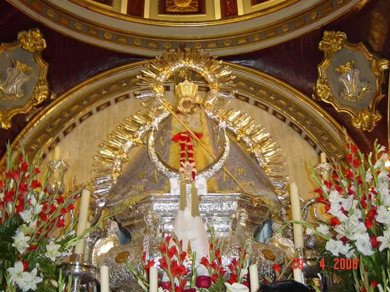 IMAGEN DE LA VIRGEN EN SU CAMER&Iacute;N