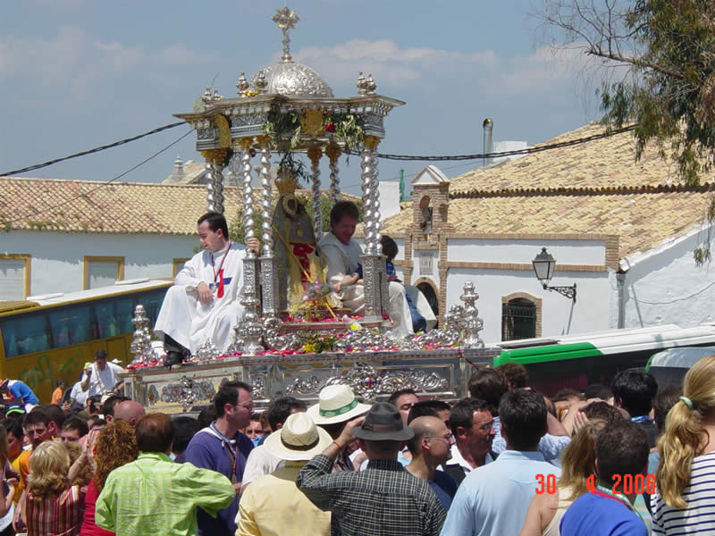 IMAGEN PASANDO POR LA PUERTA DE LA COFRAD&Iacute;A DE MADRID